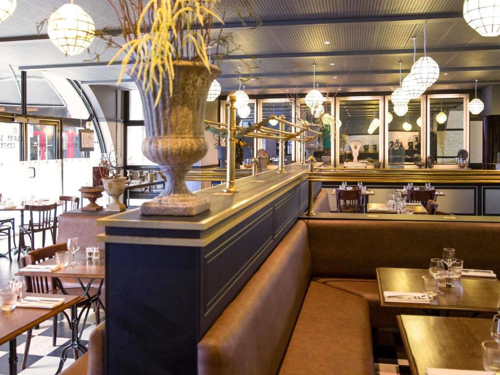 Un restaurante con un jarrón en el mostrador. en Ibis Paris Tour Eiffel Cambronne 15ème, en París