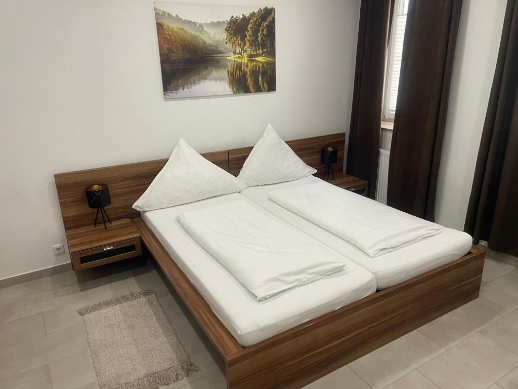 une chambre avec un lit avec des draps blancs dans l'établissement private parking,old town,52m2,terrace,no stairs, newly renovated,, à Ingolstadt