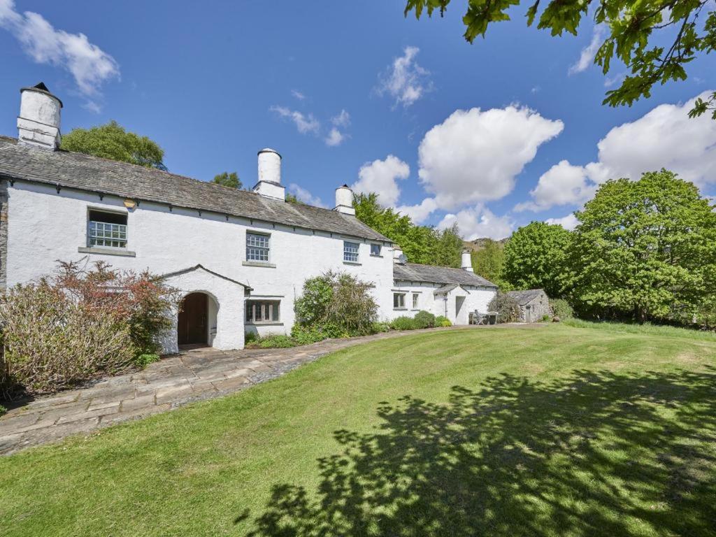 - une vue sur l'extérieur d'une maison blanche avec une cour dans l'établissement 5 Bed in Eskdale SZ259, à Eskdale