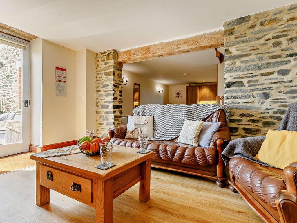 Una sala de estar con un sofá de cuero y una mesa. en 2 Bed in Launceston 92552, en Saint Giles on the Heath