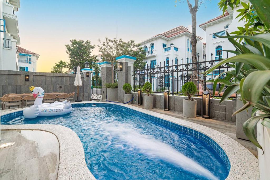 ハロンにあるHa Long 6BRS Beach Villa With Pool, Jacuzzi and Saunaの真ん中に膨らませたアヒルが置かれたプール