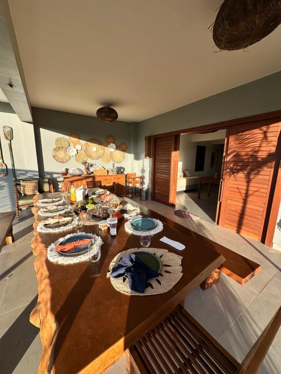 a dining room with a long table with dishes on it at Casa nova in Prea