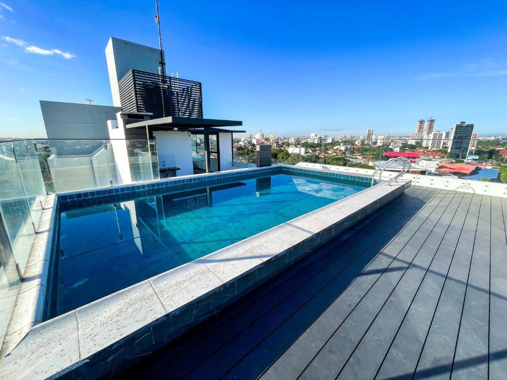 ein Schwimmbad auf dem Dach eines Gebäudes in der Unterkunft Perfecto Apartamento Vacacional in Santa Cruz de la Sierra