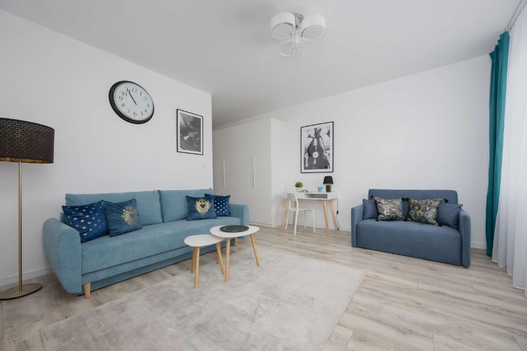 Χώρος καθιστικού στο Blue Apartment in Warsaw with Desk for Remote Work and Parking by Noclegi Renters