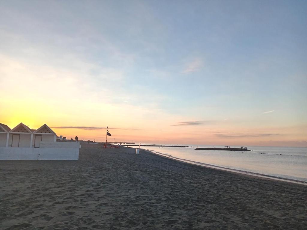 - une vue sur la plage au coucher du soleil dans l'établissement Stanza singola sul mare, à Lido di Ostia