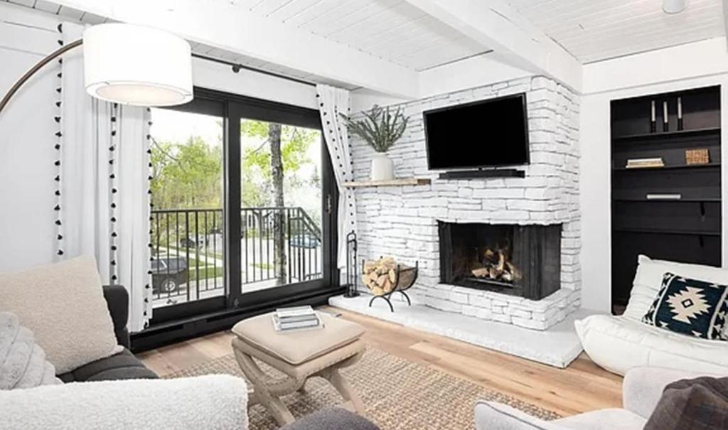 Una sala de estar con un sofá y una chimenea. en Cozy Aspen Getaway Views Fireplace Comfort, en Aspen