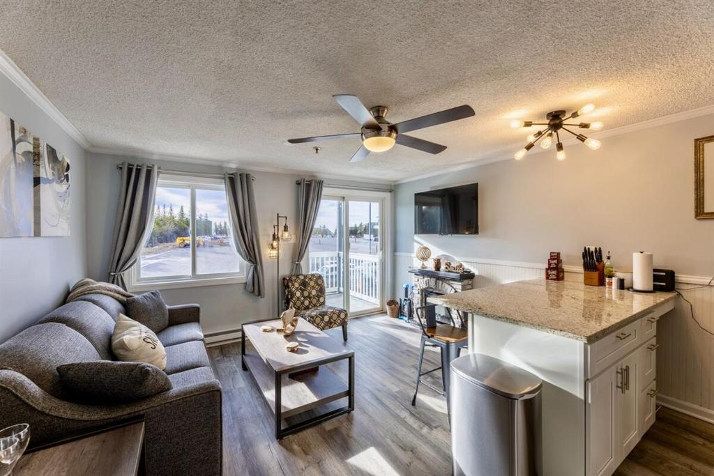 un salon avec un canapé et une cuisine dans l'établissement Snowshoe Ski In Ski Out Renovated 2BR, à Snowshoe