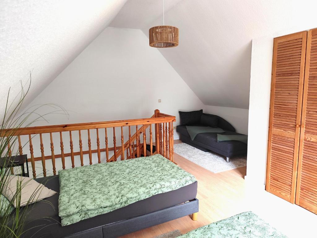 ein Wohnzimmer mit einem Bett und einer Couch in der Unterkunft Monteur Ferienwohnungen Auetal in Bad Bodenteich
