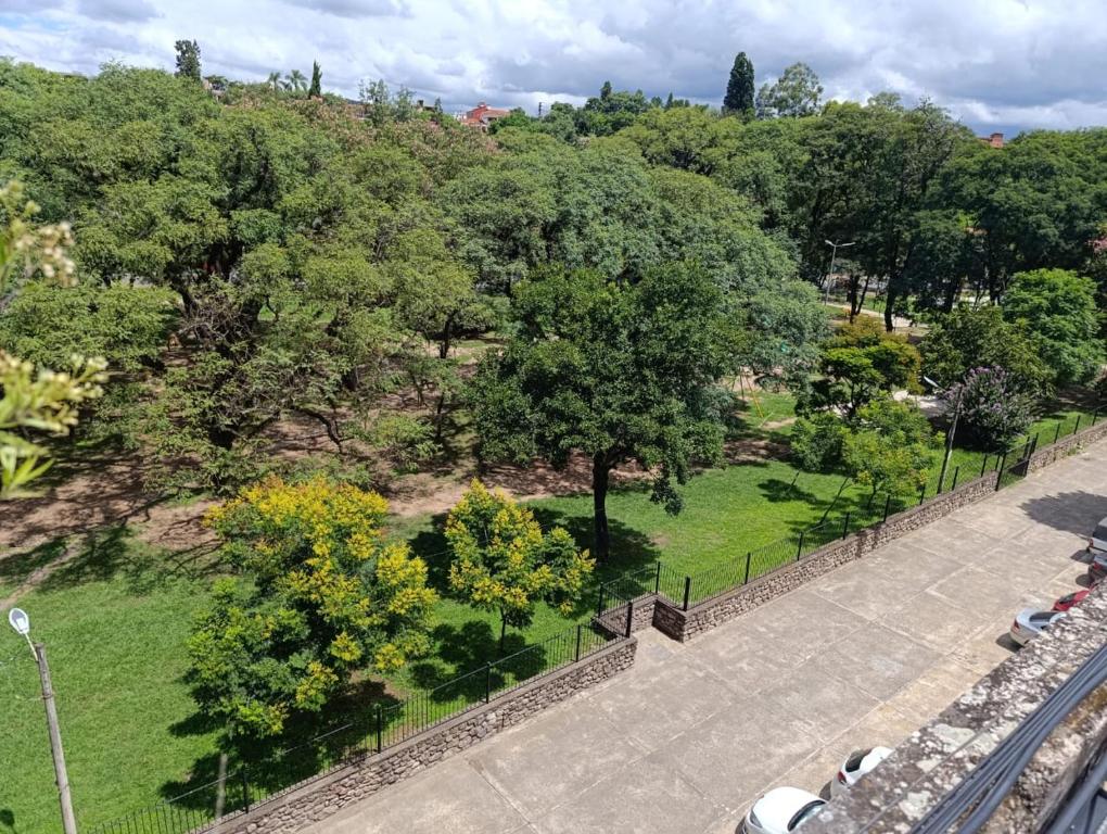 una vista aérea de un parque con árboles en Parque San Martín 53, en San Salvador de Jujuy