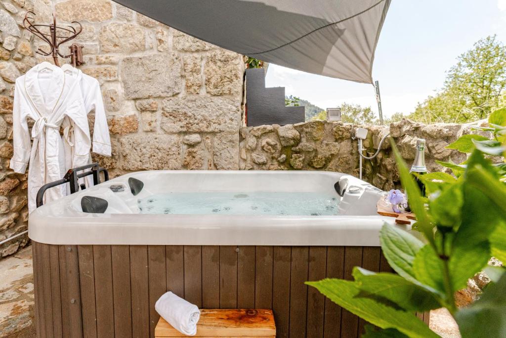Fotografie z fotogalerie ubytování Cocon avec jacuzzi v destinaci Labastide-de-Juvinas