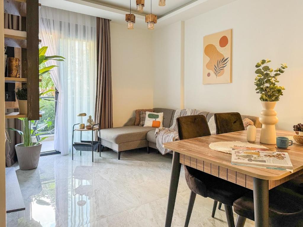 Ruang duduk di Qoople Saga designer apartments in the heart of Alanya
