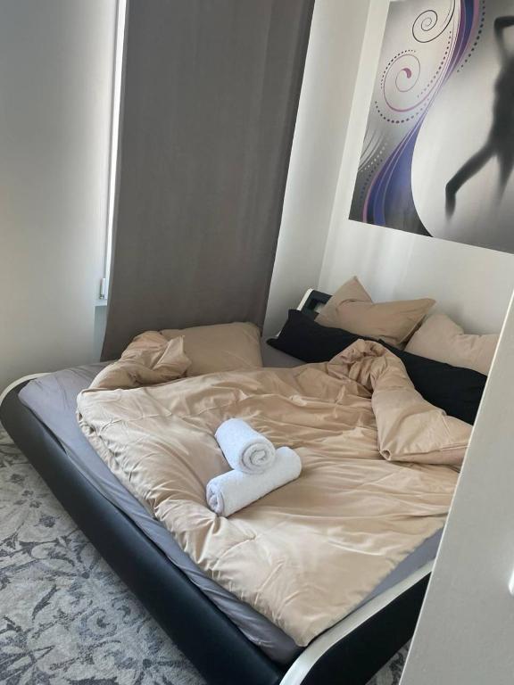 a bed with two folded towels on top of it at Apartmenthaus in der Delitzscher Str in Halle-Saale nähe Hauptbahnhof in Halle an der Saale