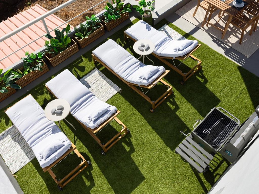 an overhead view of lounge chairs on a lawn at Live Güimar Las Pirámides in Güimar