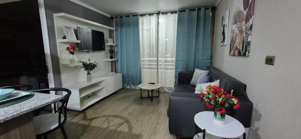 a small living room with a couch and a table at Departamento Ejecutivo - central en Calama in Calama