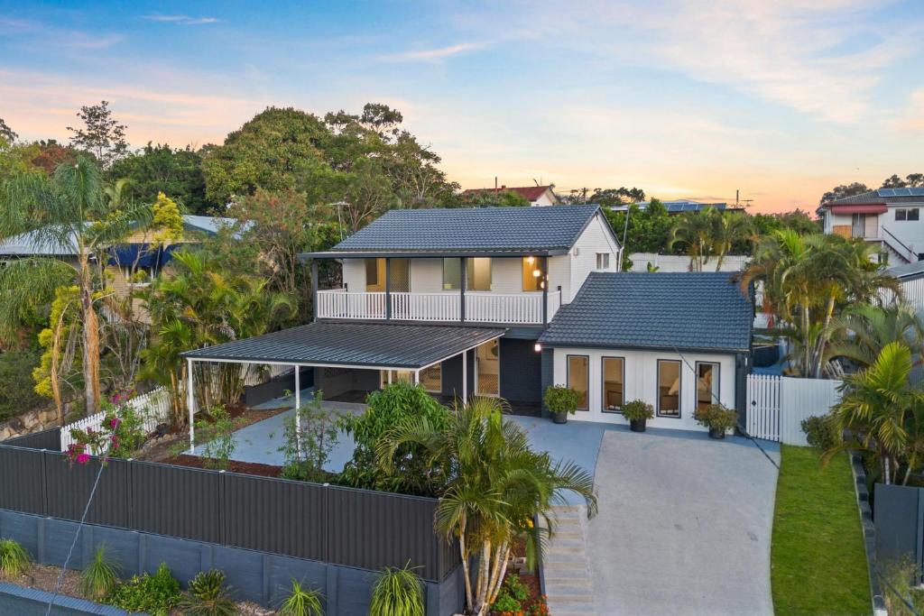 - une vue aérienne sur une maison avec allée dans l'établissement Modern Holland Park Home with Easy City Access, à Brisbane