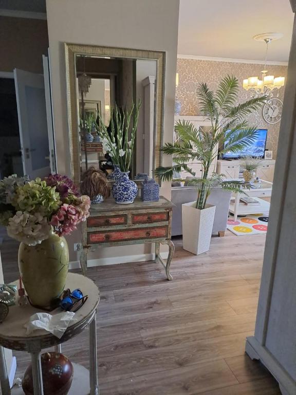 Cette chambre dispose d'un miroir et d'une table avec des plantes. dans l'établissement Solankowe Zacisze, à Inowrocław