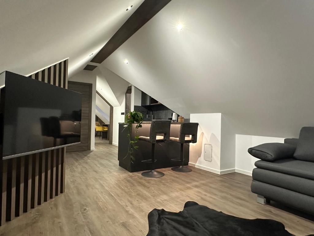 Un televizor și/sau centru de divertisment la 4 Elements Glamping & Apartments