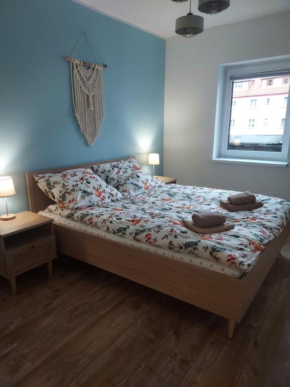a bedroom with a bed with two towels on it at Karkonoskim Szlakiem in Kamienna Góra