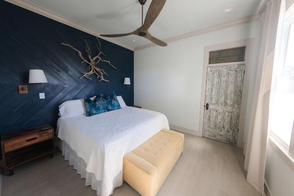 ein Schlafzimmer mit einem Bett und einer blauen Wand in der Unterkunft Sunflower Cottage Downtown in Baptist Hospital Heliport