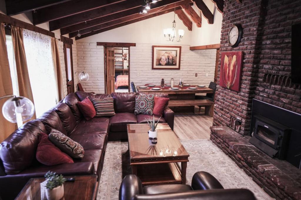 Pine Ridge Retreat في Tahoe Village: غرفة معيشة مع أريكة جلدية ومدفأة