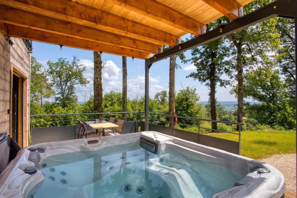 un bain à remous sur la terrasse d'une maison dans l'établissement Le Pech Eternel - Spa des Charmes, à Sarlat-la-Canéda