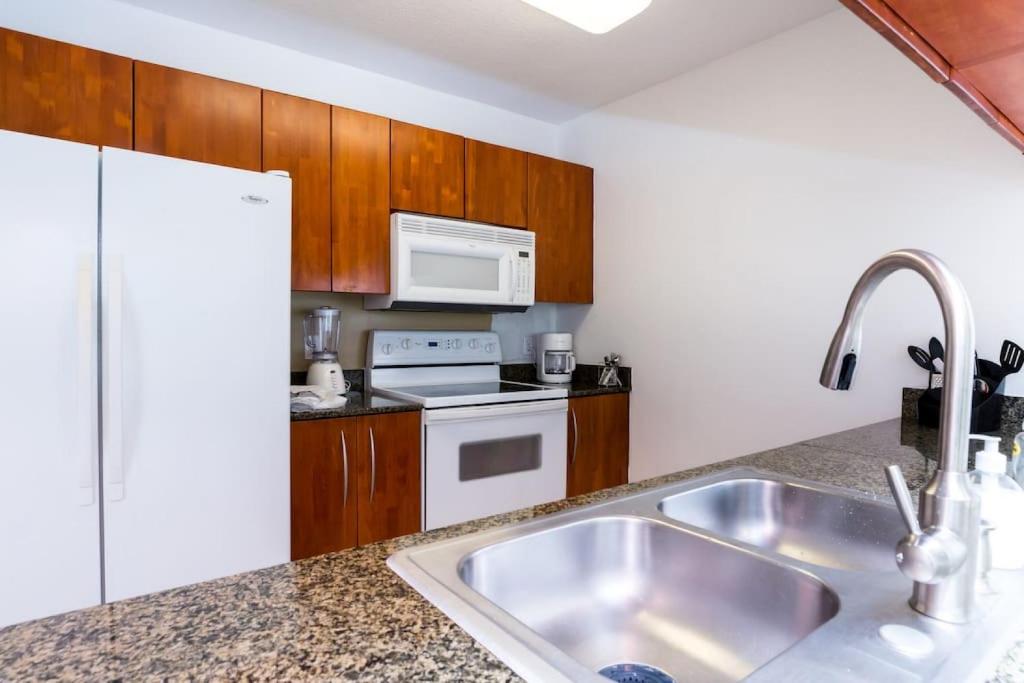 una cucina con un lavello e un frigorifero bianco di 2 BR Apt , free parking a Miami