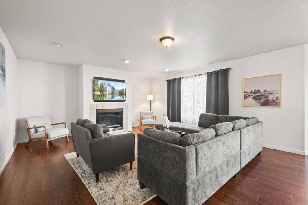 Χώρος καθιστικού στο Spacious SIX Bedroom, Great Location