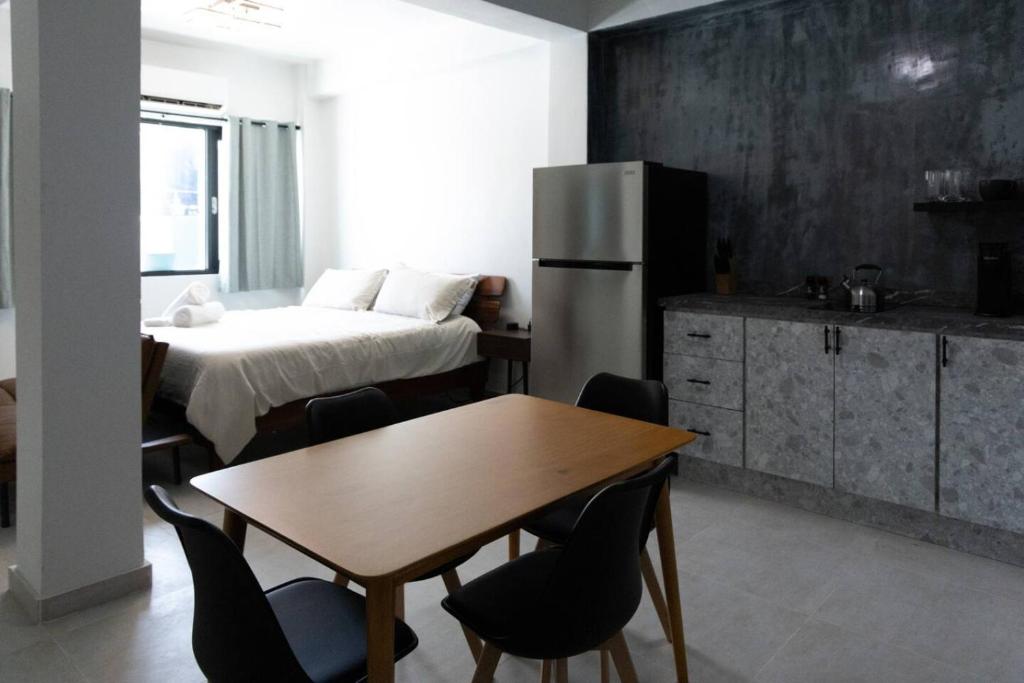 Η κουζίνα ή μικρή κουζίνα στο Modern Studio Suite in Art District