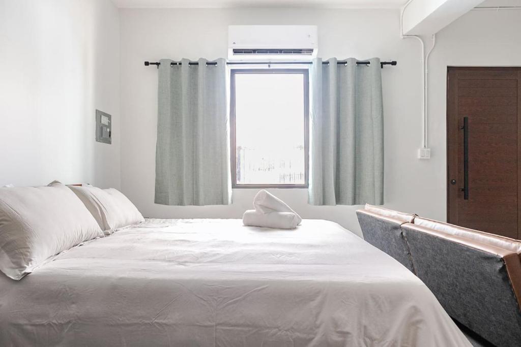 Ένα ή περισσότερα κρεβάτια σε δωμάτιο στο Cozy Studio Suite - Art District