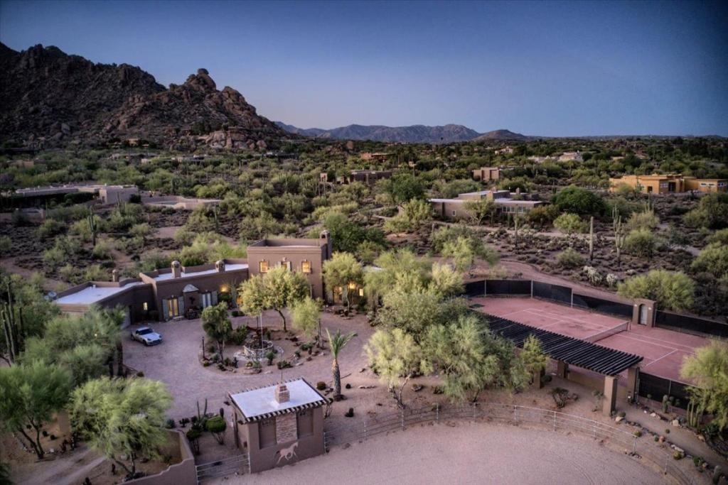 CarefreeにあるChic 3BR Estate with Stables, Pool and Pickleballの砂漠の家屋