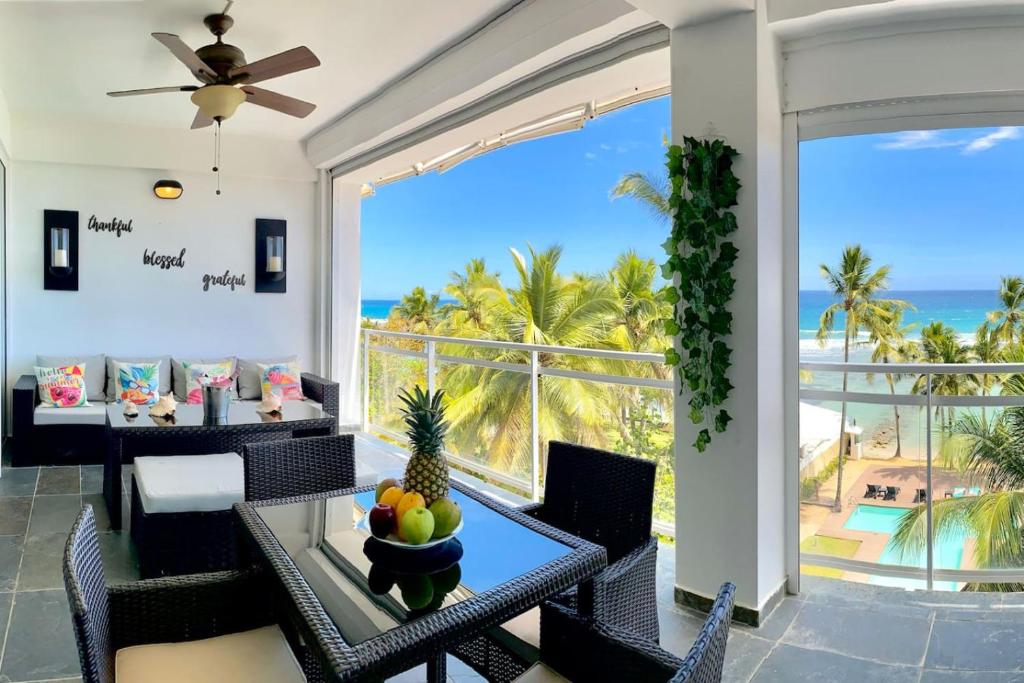 Un comedor con vista al mar en Cozy Beach Front Condo, Pool, en La Puntica de Juan Dolio
