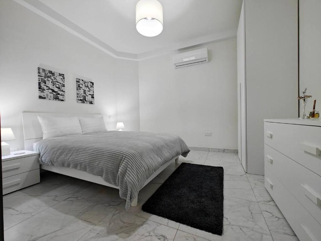 En eller flere senge i et værelse på Seaview Escape