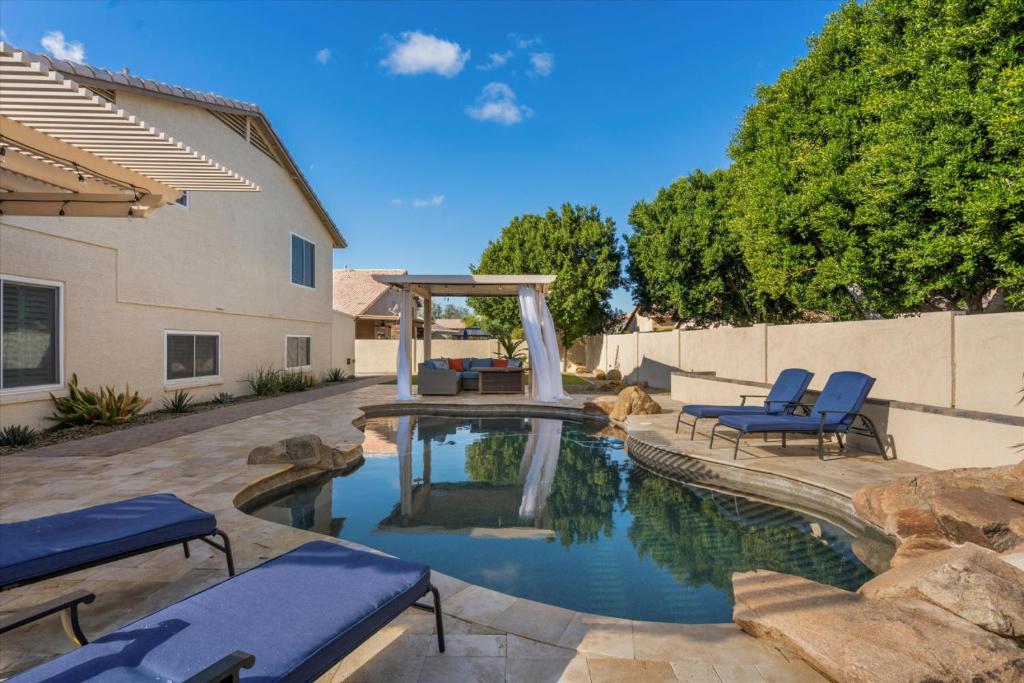 Epic 6BR with Foosball and Popcorn - Pool and Fire Pit, Peoria (updated ...