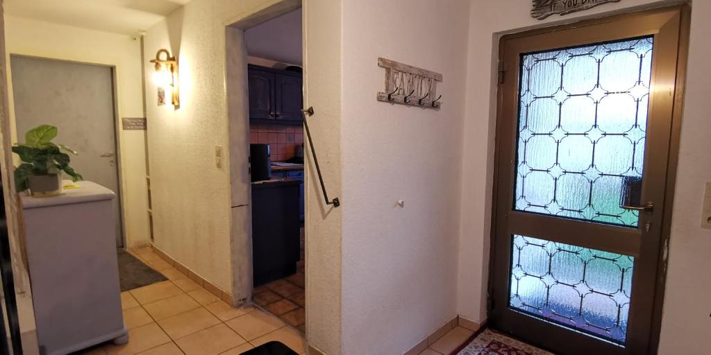 a hallway with a door with a glass window at 5 Pers Comfort Ferien Wohnung, 60 qm, mit privaten Eingang und Parkplatz, 4 Schlafzimmer mit 6 Betten, plus eigener Küche Bad WC, inkl Gratis Getränke und Frühstück, WiFi, Smart TV, und privaten Garten, Top Lage in Kassel, so privat wie zu Hause in Kassel