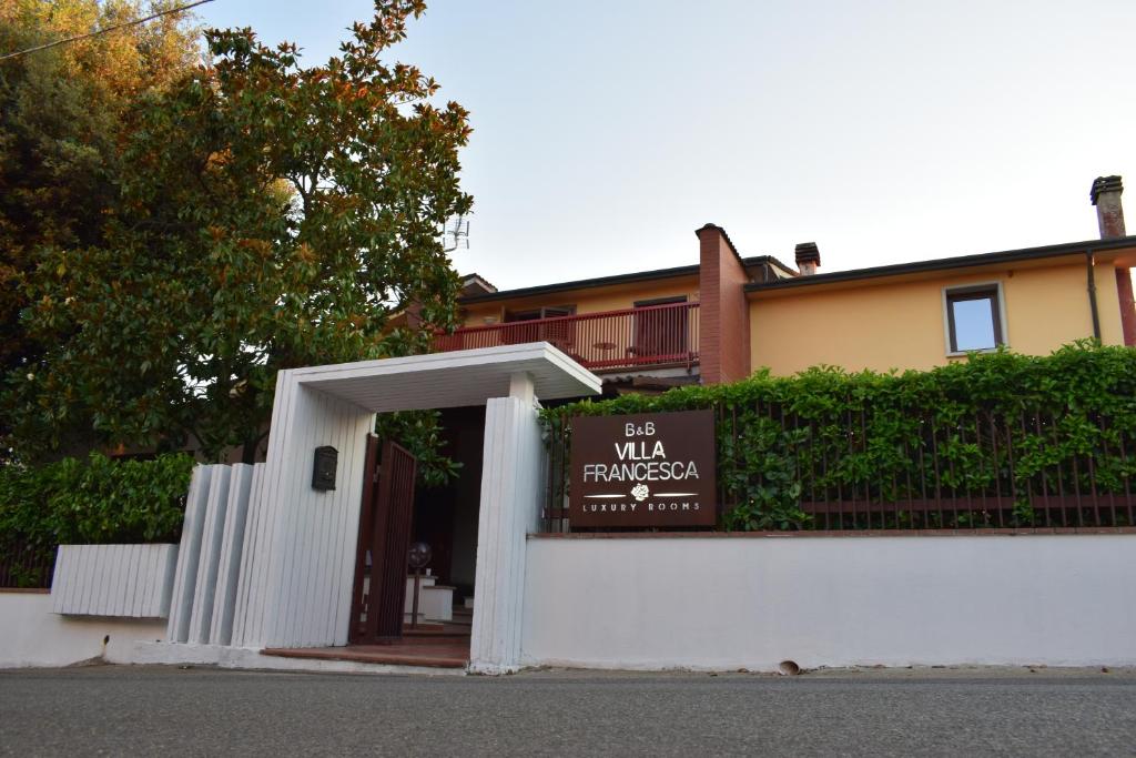 un edificio con un cartel delante en Villa Francesca Luxury Rooms, en San Demetrio Corone