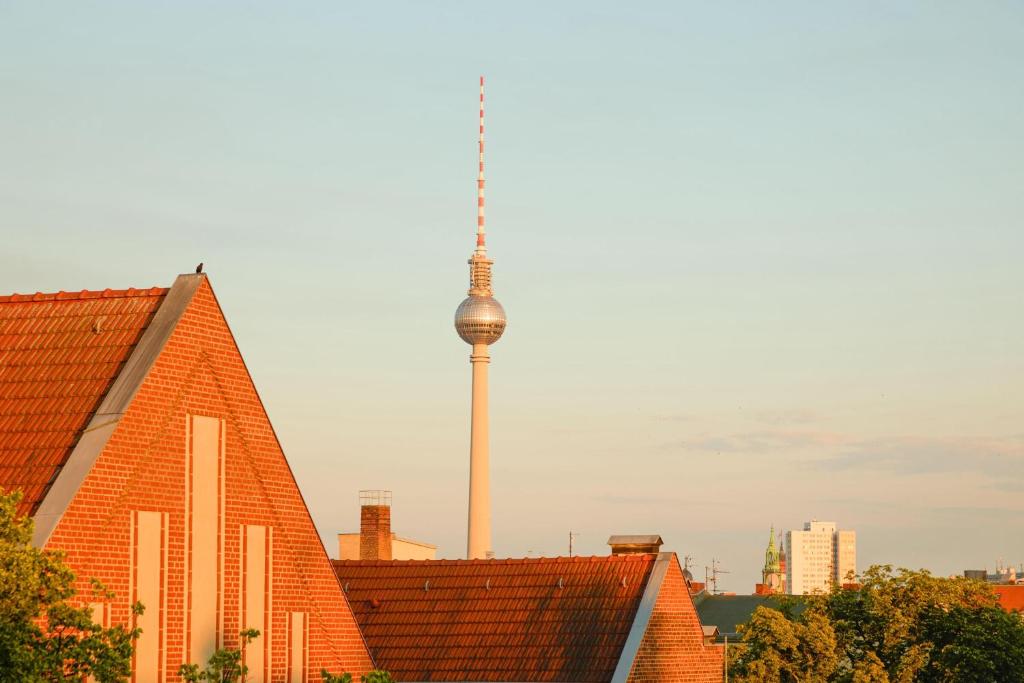 Fotografie z fotogalerie ubytování 1A-LAGE, Blick - 2 großzügige Zimmer mit Balkon & Bad auf eigener Etage -- SUPER CENTRAL, view - 2 big rooms with balcony & bathroom v Berlíně