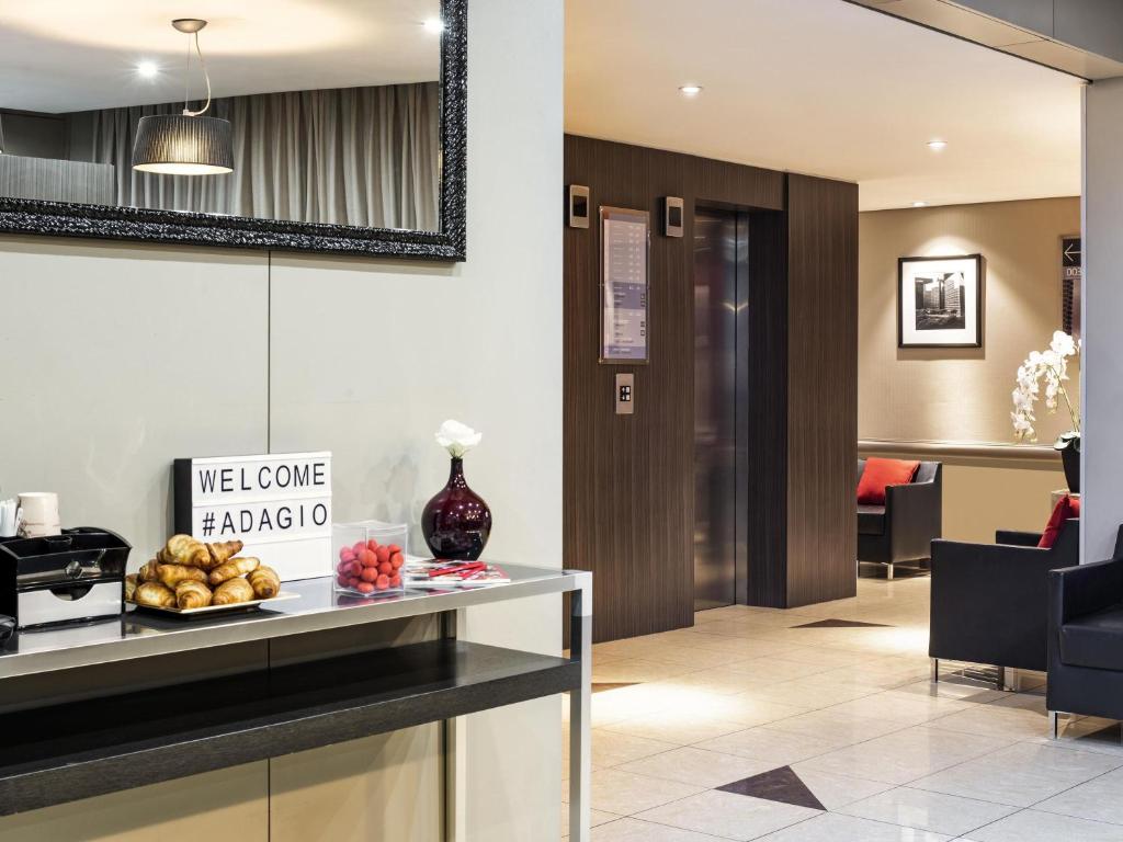 - un hall avec une table et de la nourriture dans l'établissement Aparthotel Adagio La Défense Esplanade, à Puteaux