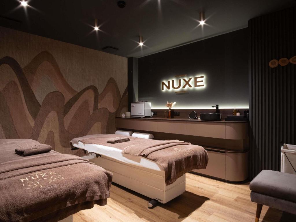 Postel nebo postele na pokoji v ubytování Mercure Saint-Lary