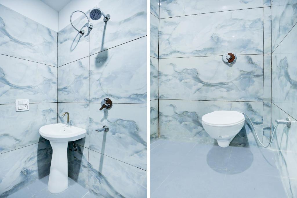 ein Badezimmer mit einer weißen Toilette und einem Waschbecken in der Unterkunft Hotel O Classic in in Kharar