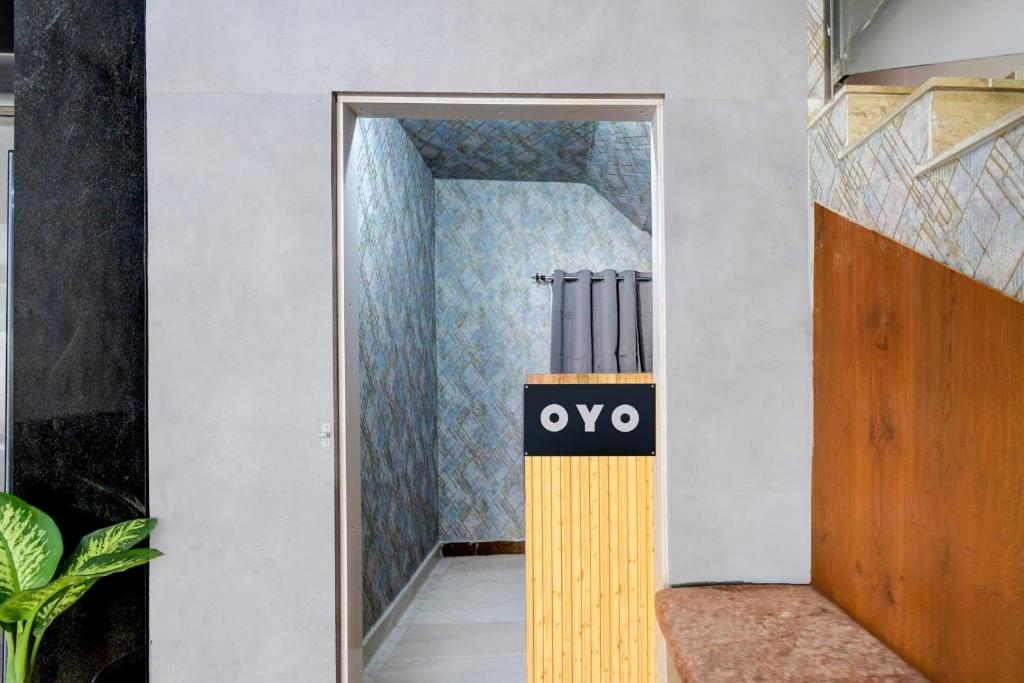 Un vestíbulo con un letrero que dice Omega delante de una puerta. en Super Hotel O SRI NIRVANA PLAZA, en Gachibowli