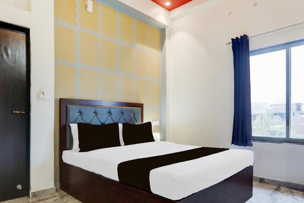 Ένα ή περισσότερα κρεβάτια σε δωμάτιο στο Hotel O Om Sai inn