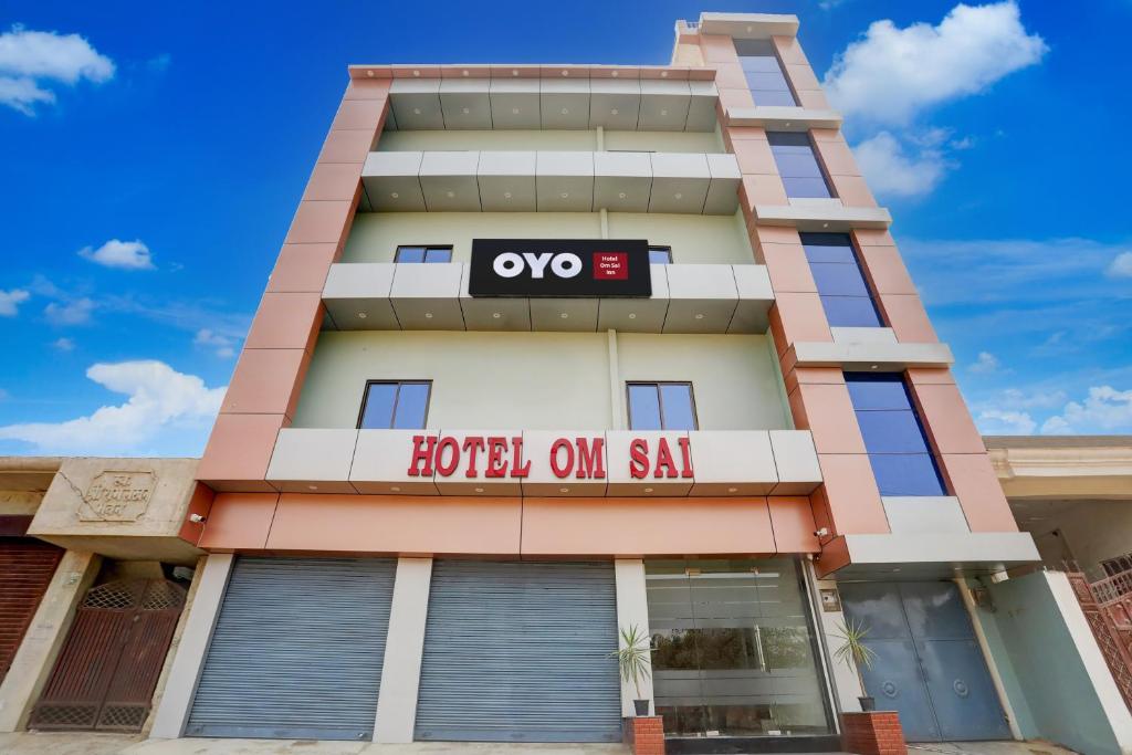 Un edificio con un cartel de hotel om sa. en Hotel O Om Sai inn, en Prayagraj