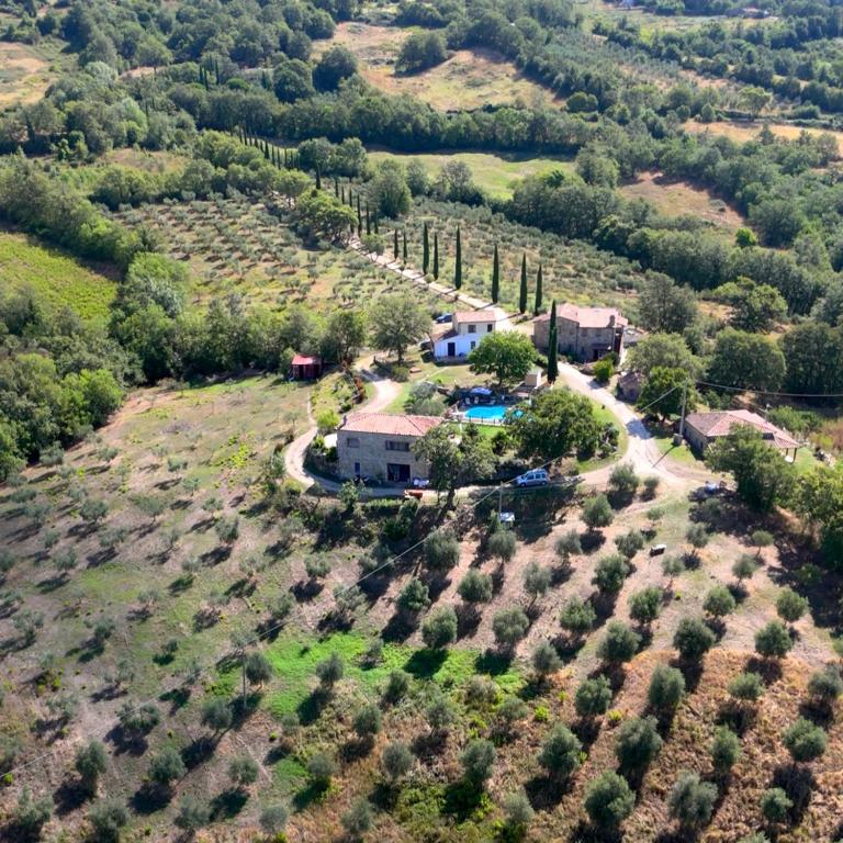 an aerial view of a farm with a house at Agriturismo Melodie Toscane Sorano in Sorano