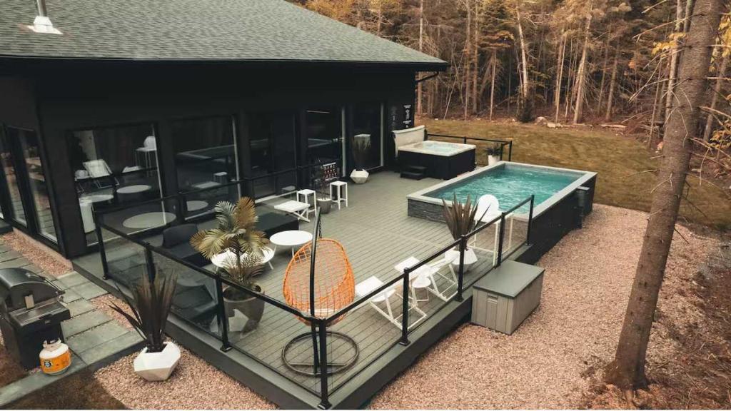 an overhead view of a house with a swimming pool at Two Zen Houses - Villas and Spas in Morin Heights