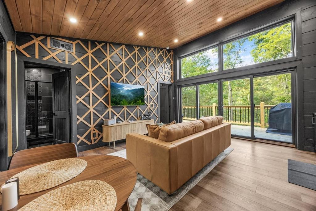 Una sala de estar con un sofá y mesas. en High-End Smoky Mountain Hideaway With Hot Tub, en Sevierville