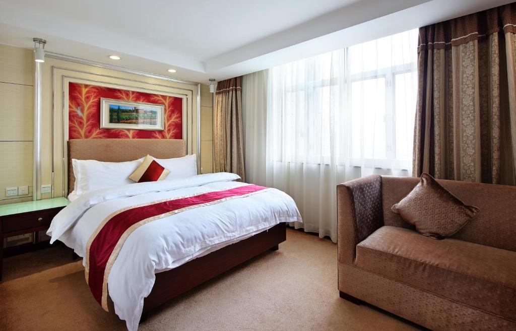 Postel nebo postele na pokoji v ubytování New World Hotel