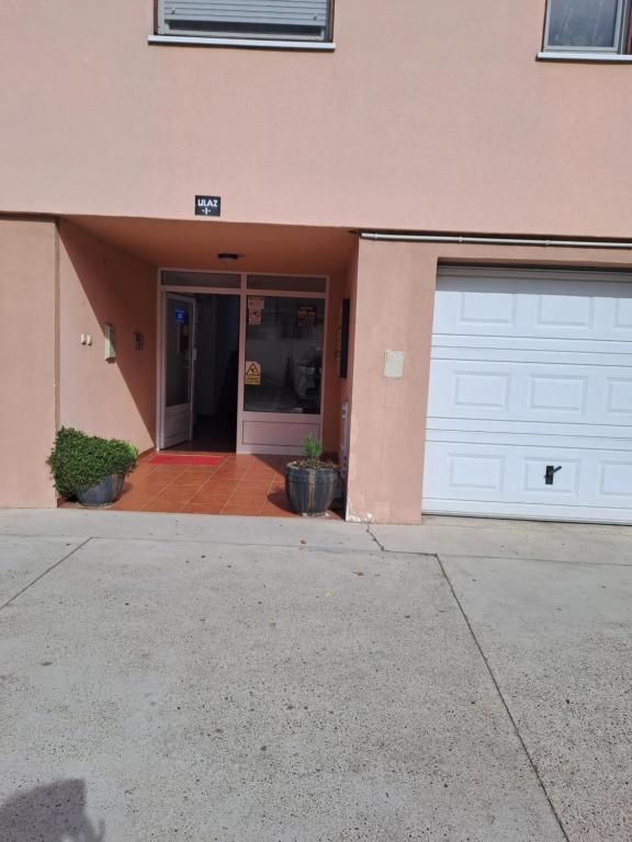 Το κτήριο όπου στεγάζεται  το διαμέρισμα