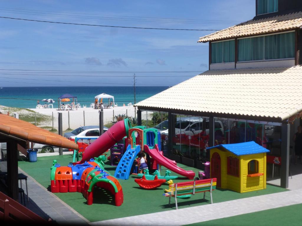 um parque infantil na praia com escorrega em Pousada Laguna Hotel em Cabo Frio