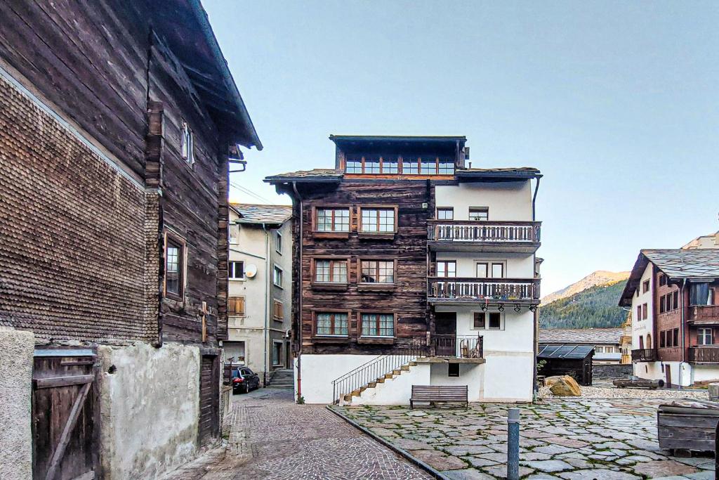 an old wooden building in the middle of a city at Alpenblick Apartment in Saas-Grund