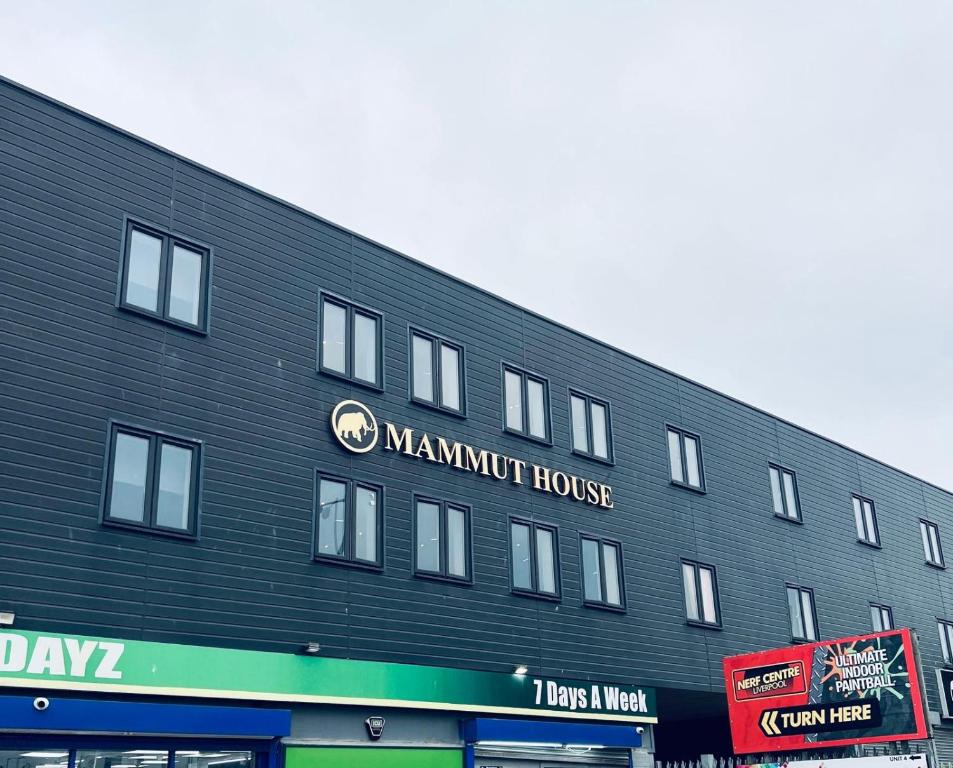 ein großes schwarzes Gebäude mit einem Manmit-Haus in der Unterkunft Mammut House in Liverpool